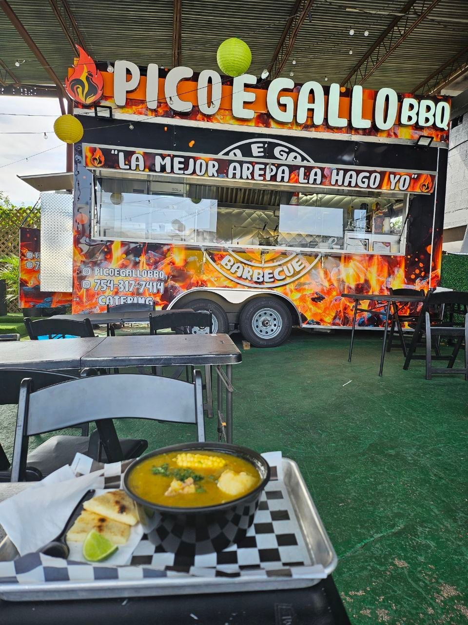 The Pico e Gallo BBQ food truck with its painted banner “La mejor arepa la hago yo”