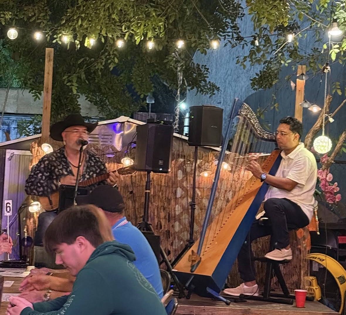 Live Latin music at Pico e Gallo BBQ: a singer with a cuatro and a harpist