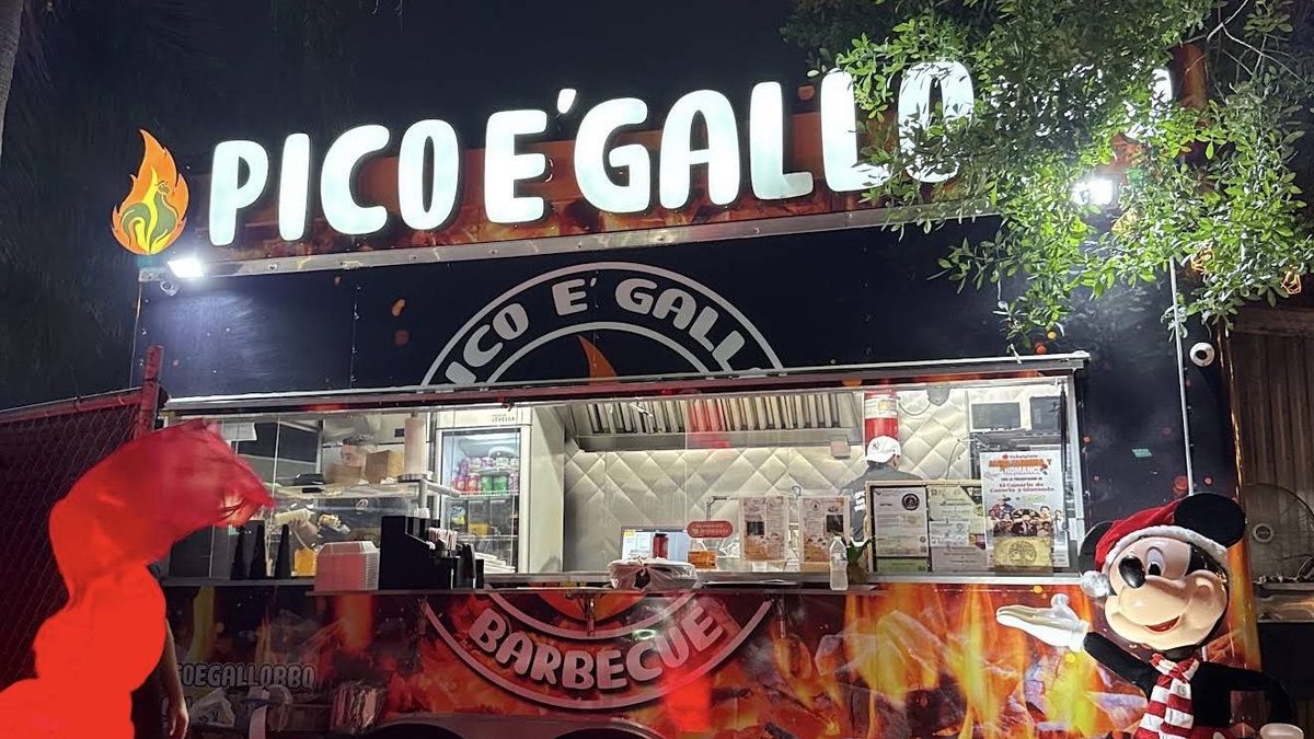 The Pico e Gallo BBQ truck at night with its lit “PICO E’ GALLO” sign